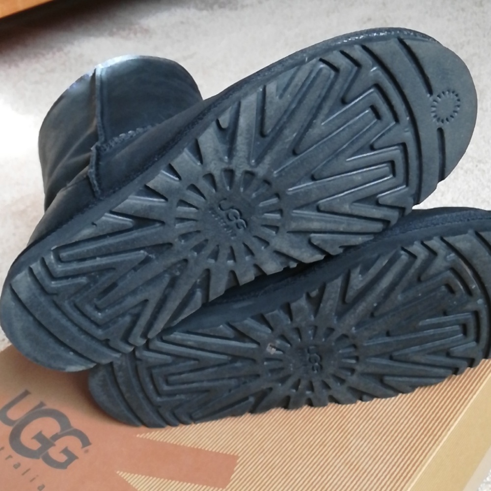 Classic Leather Uggs - Picture 3 of 6